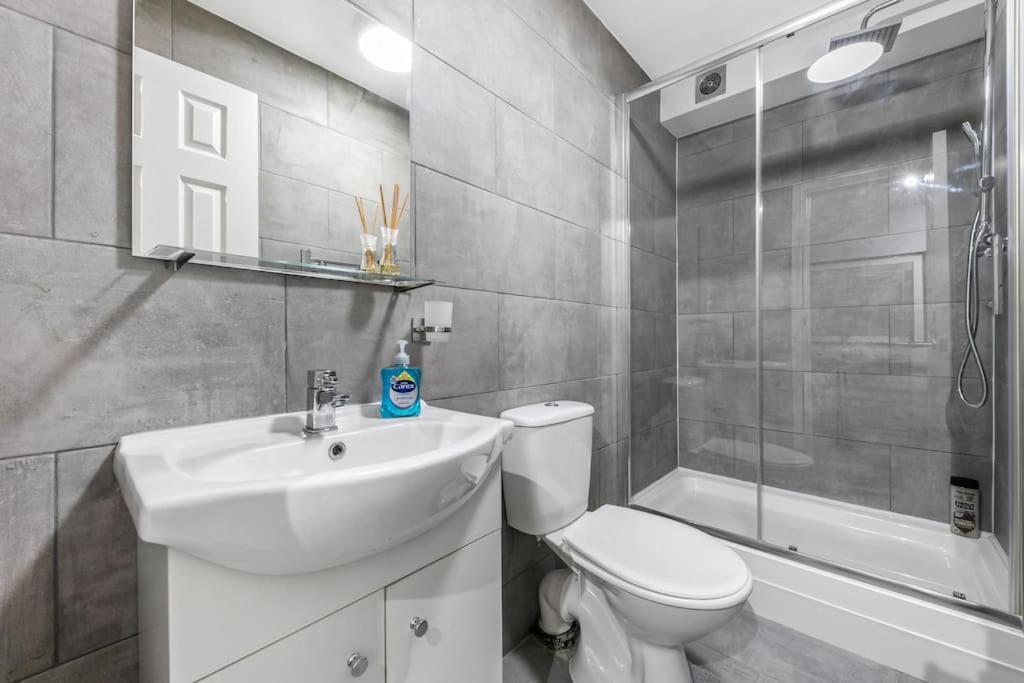 Holiday Home 2Br L 2Ba With Patio-Sleep 6 London Bagian luar foto