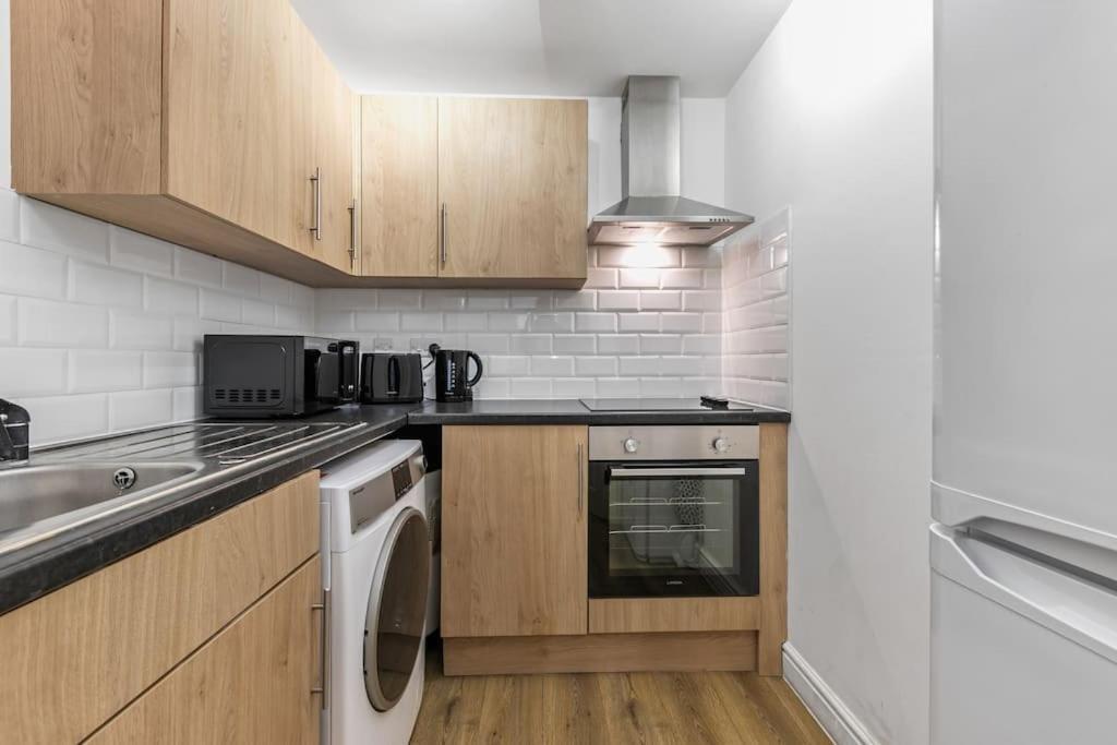 Holiday Home 2Br L 2Ba With Patio-Sleep 6 London Bagian luar foto