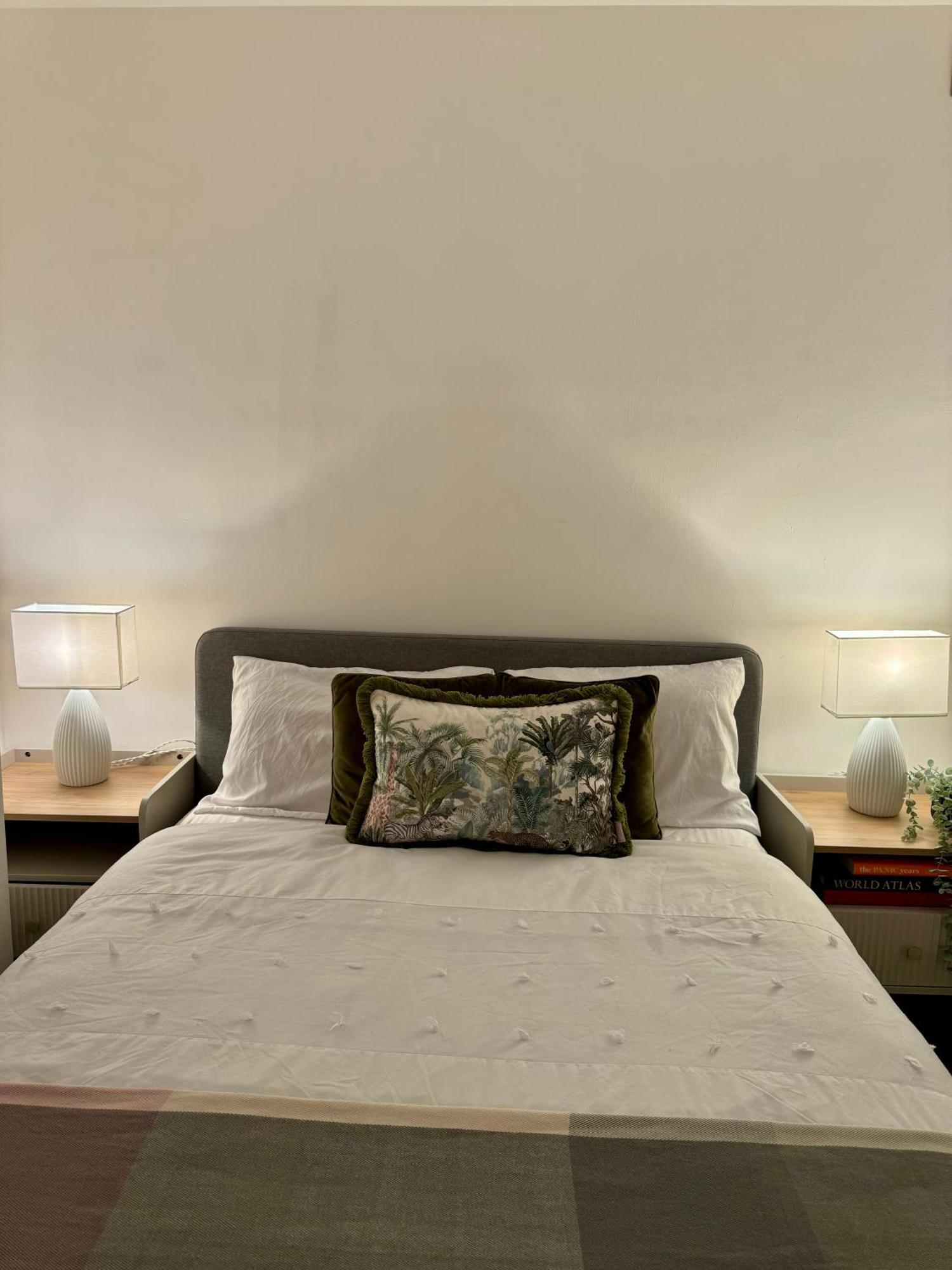 Holiday Home 2Br L 2Ba With Patio-Sleep 6 London Bagian luar foto