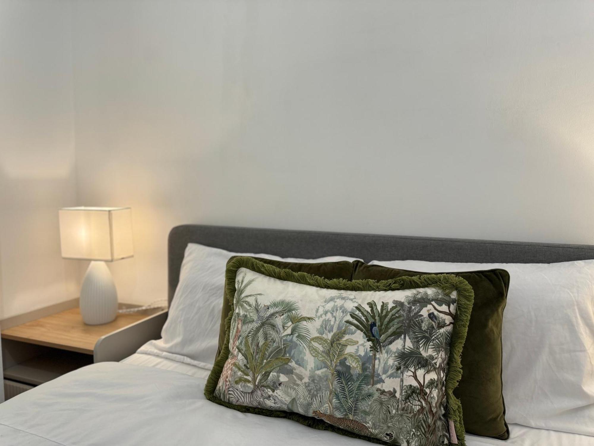 Holiday Home 2Br L 2Ba With Patio-Sleep 6 London Bagian luar foto